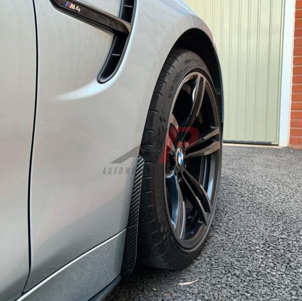 AP BMW M3 & M4 Glänzend Schwarz / Kohlefaser Radlaufschutz / Schmutzfänger (F80 | F82 | F83)