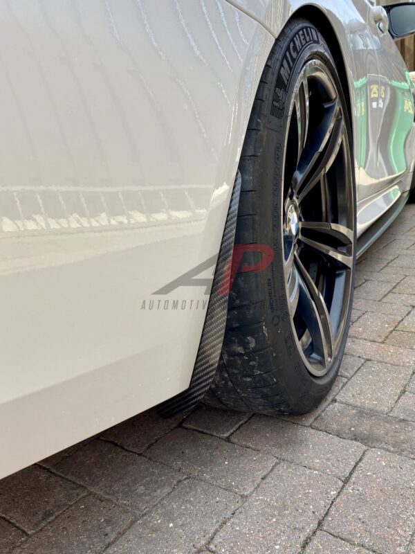 AP BMW M3 & M4 Glänzend Schwarz / Kohlefaser Radlaufschutz / Schmutzfänger (F80 | F82 | F83)