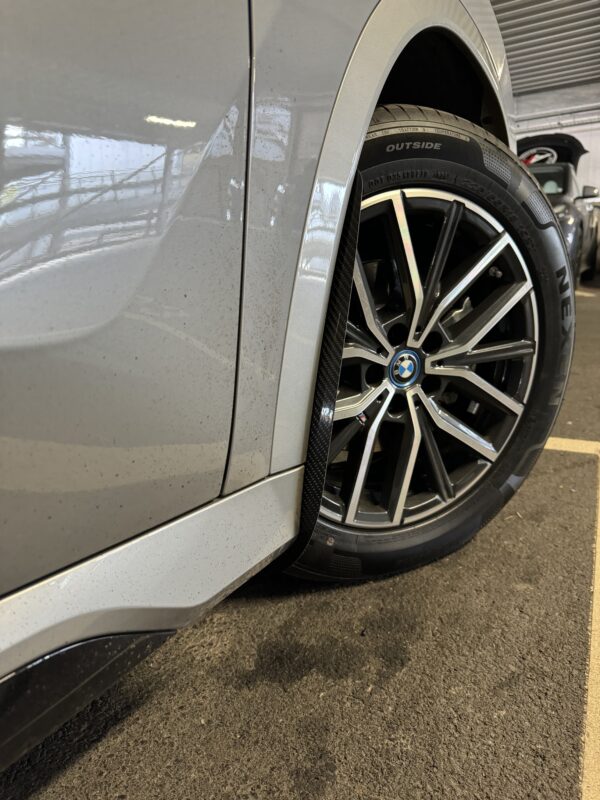AP BMW X1 | iX1 Protections de passages de roue / Bavettes de garde-boue Noir brillant / Fibre de carbone (U11 | U12)